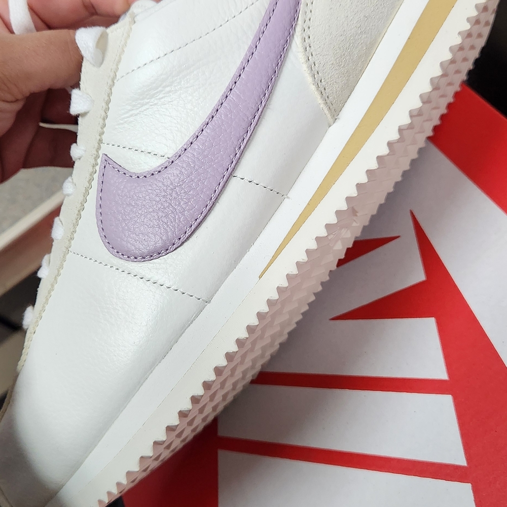 Nike Women's White and Purple Sneakers
